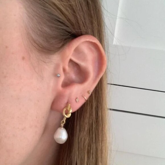 The Christy Huggie gold stud Pearl earrings knot gold - Picture 4 of 4